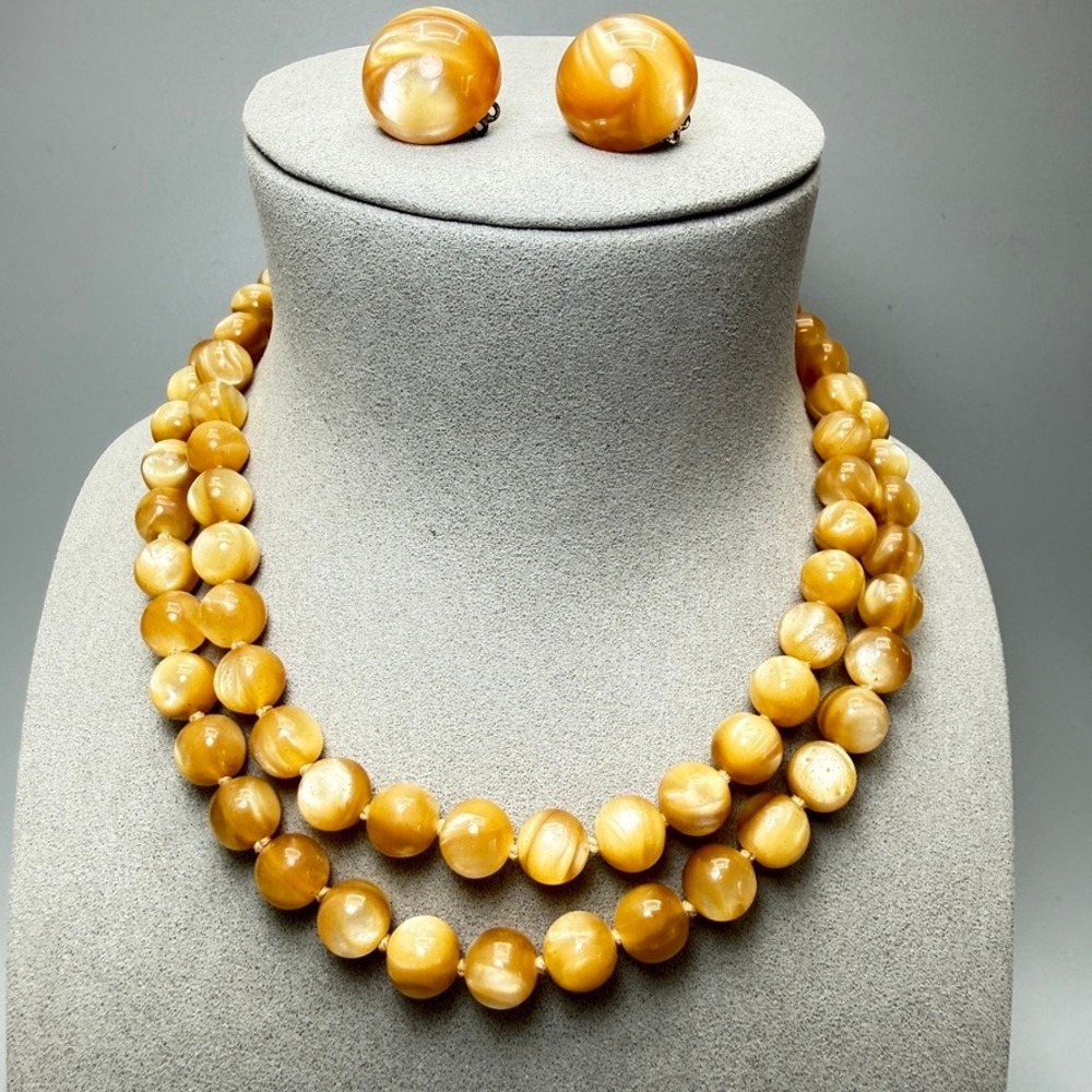 VTG Double Strand Beige Swirl Moonglow Lucite Bead Necklace Clip Earrings 15"